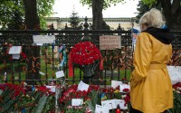 У украинского посольства в Москве второй день не гаснут свечи