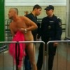 В Москве полицейские догола раздели мужчину в вестибюле метро