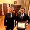 Чайка награждает Руслана грамотой за укрепление законности