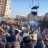 Митингующие швыряют в ОМОН все, что попадается под руку